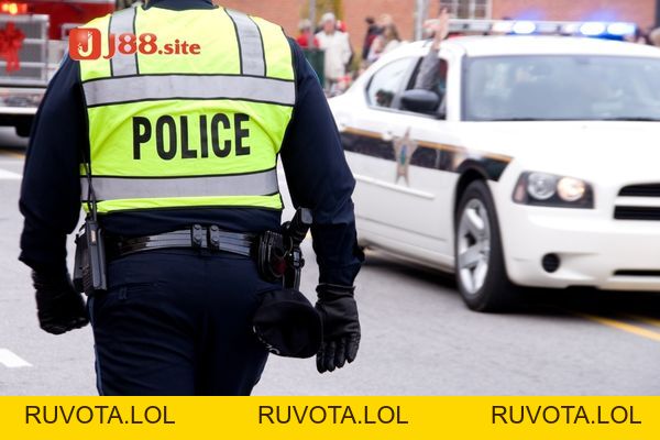 Nằm mơ thấy công an là điềm báo gì? Nên đánh con mấy? - RUVOTA.LOL