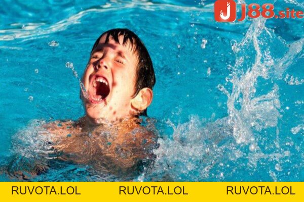 Mơ thấy trẻ con chết đuối đánh số gì? Giải mã giấc mơ? - RUVOTA.LOL Mơ thấy trẻ con chết đuối đánh số gì? Giải mã giấc mơ? - RUVOTA.LOL