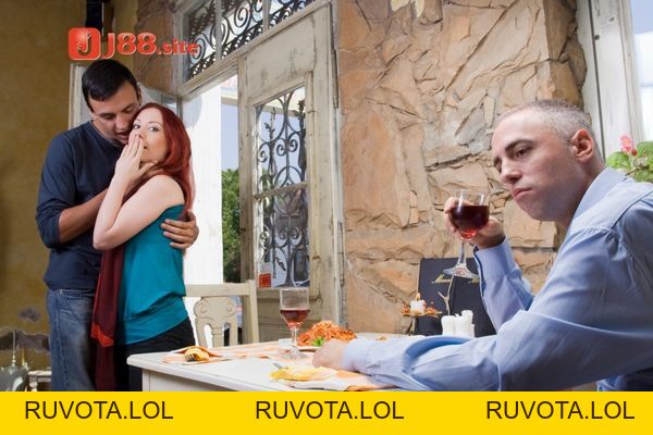 Nằm mơ thấy mình ngoại tình là điềm báo gì? Giải mã giấc mơ - RUVOTA.LOL Nằm mơ thấy mình ngoại tình là điềm báo gì? Giải mã giấc mơ - RUVOTA.LOL